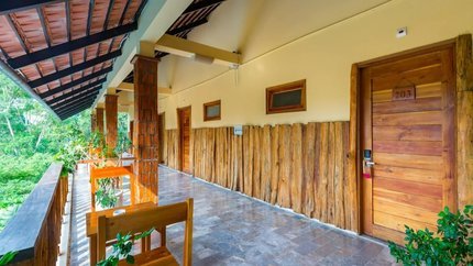 Ban công rộng được lát gỗ toàn bộ .