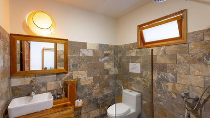 Phòng tắm hiện đại đầy đủ trang thiết bị