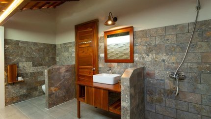 Phòng tắm được lát đá rất bắt mắt