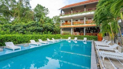 Hồ bơi rộng rãi đặt trung tâm của resort