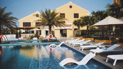 Không gian bể bơi ngoài trời