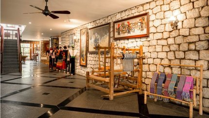 Sảnh được trưng bày các dụng cụ dân tộc