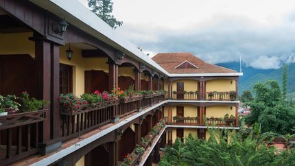 Ban công với view hướng ra vườn