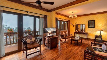 Không gian phòng khách rộng lớn với nội thất kế gỗ mang đậm nét văn hóa vùng núi Tây Bắc