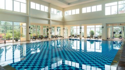 Hồ bơi rộng lớn với view hướng thẳng ra đỉnh núi Fansipan