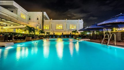 Bể bơi bao quanh bởi cây xanh