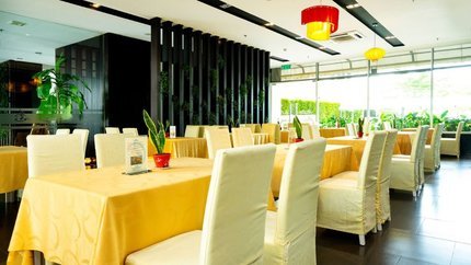 Le Bistro mang sắc vàng cuốn hút