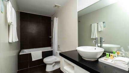 Phòng tắm bồn, có vòi sen