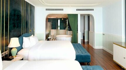 Premier Junior Suite Town View