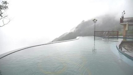 Hồ bơi tại khách sạn