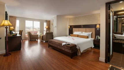 Phòng Family Suite City View tại khách sạn Beryl Palace 3 sao