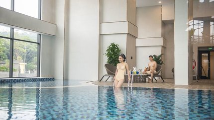 Hồ bơi trong nhà của khách sạn