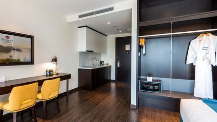 Trang bị bàn làm việc và khu bếp