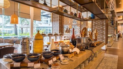 Quầy buffet đa dạng đồ ăn