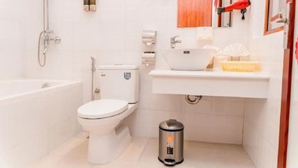 Nhà vệ sinh sạch sẽ, đủ các đồ dùng