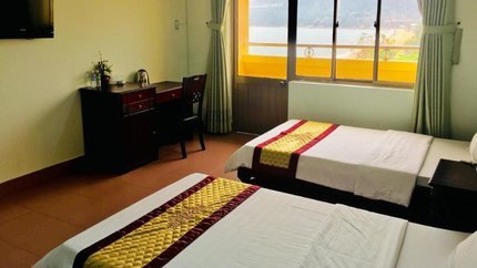 Phòng rất thoáng, có cửa sổ và bàn làm việc