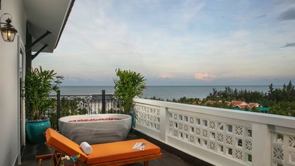Sky Ocean Deluxe Room với khu vực tắm nắng ngoài trời