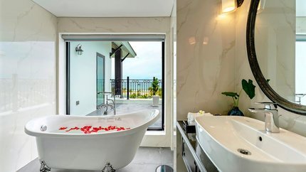 Phòng tắm hướng biển của Family Suites