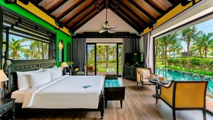 Phòng ngủ nhìn ra bể bơi riêng