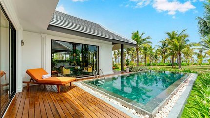 Bể bơi riêng hướng biển