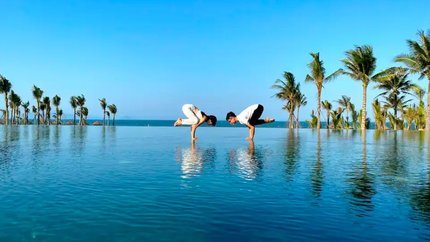 Tập yoga tại bể bơi vô cực