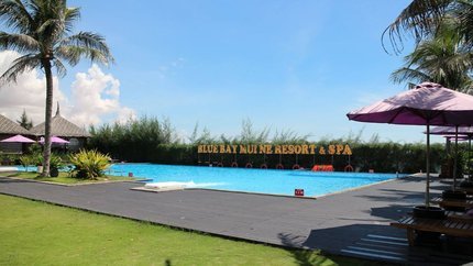 Hồ bơi ngoài trời tại resort