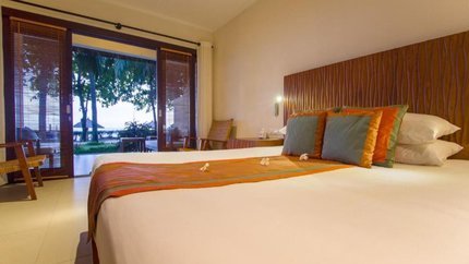 Giường ngủ lớn, phòng thiết kế đơn giản