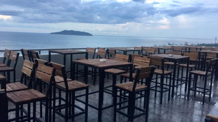 Quán Bar Trên Tầng Thượng