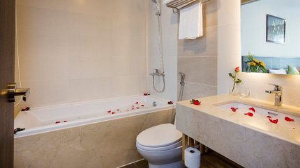 Phòng tắm có bồn tắm và vòi sen