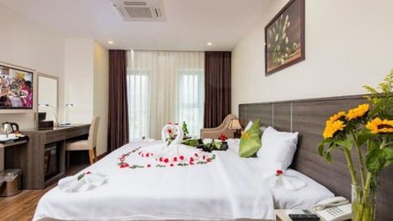 Giường ngủ trang trí rất bắt mắt, phòng có bàn làm việc