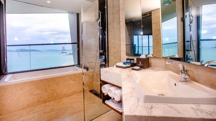 Phòng tắm nhìn ra biển