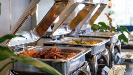 Quầy buffet với thực đơn đa dạng
