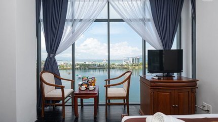 Cửa kính lớn, tầm nhìn phòng hướng thẳng ra hồ