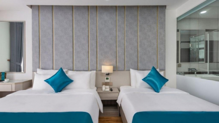 Phòng Deluxe Triple tại Calix Đà Nẵng Hotel 3 sao