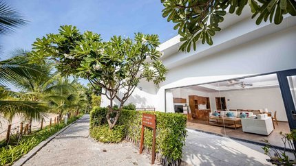 Khung cảnh trước villa