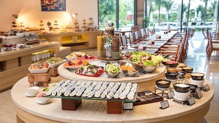 Đa dạng các món ăn từ Á đến Âu