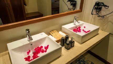 Phòng tắm đầy đủ các đồ dùng cần thiết