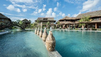 Bể bơi bốn mùa diện tích lớn