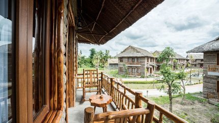 Ban công ngắm trọn khuôn viên khách sạn