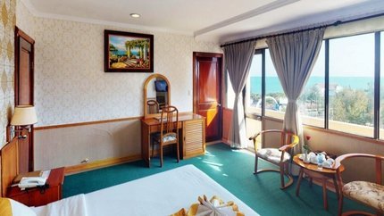 Cửa kính lớn hướng ra biển