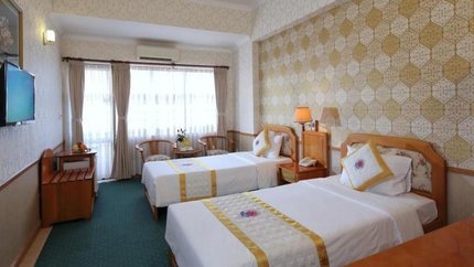 Phòng có cửa kính thoáng, có rèm che cửa