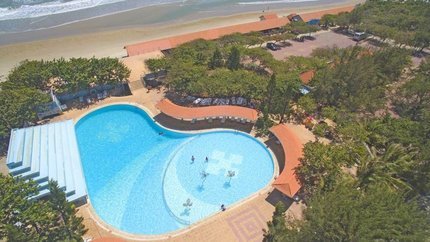 Toàn cảnh hồ bơi ngoài trời