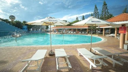 Bãi tắm nắng cạnh hồ bơi