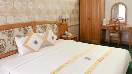 Giường ngủ rộng, phòng có bàn làm việc