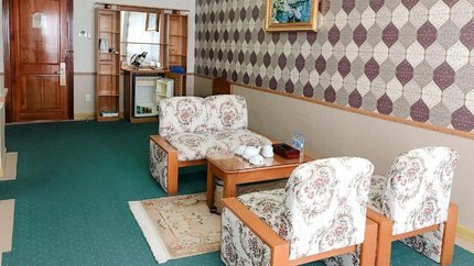 Màu sắc trang trí bắt mắt, phòng có mini bar