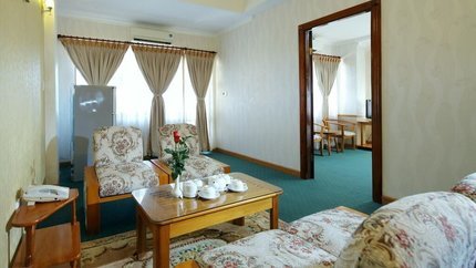 Phòng đập thông, cửa kính lớn