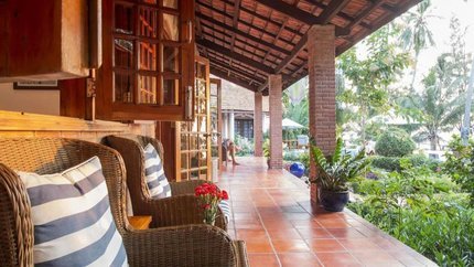 Ban công đầy đủ bàn ghế