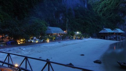 Khung cảnh ban đêm của khách sạn