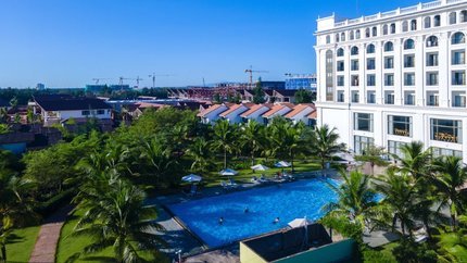 Hồ bơi ngoài trời giữa khu vườn