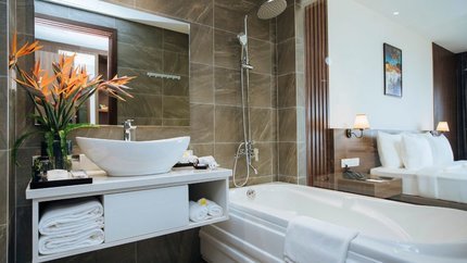 Phòng có bồn tắm và vòi sen